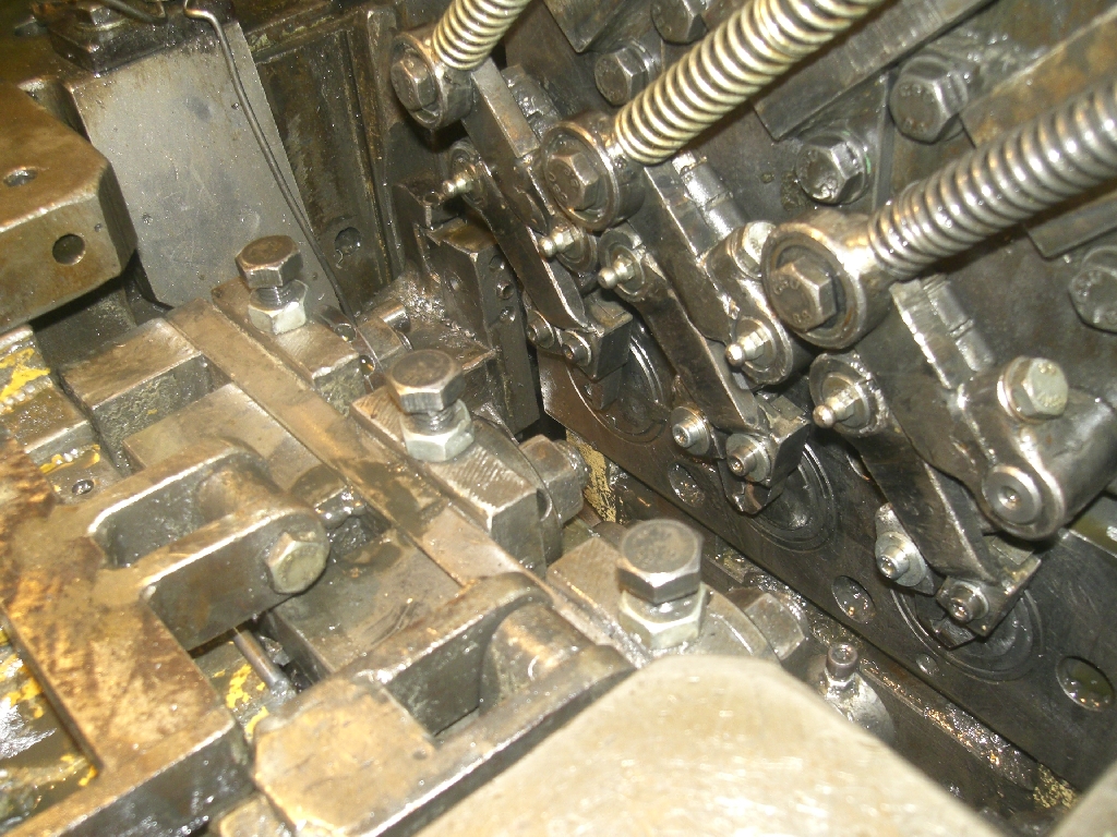 Több munkahelyes sajtoló gép