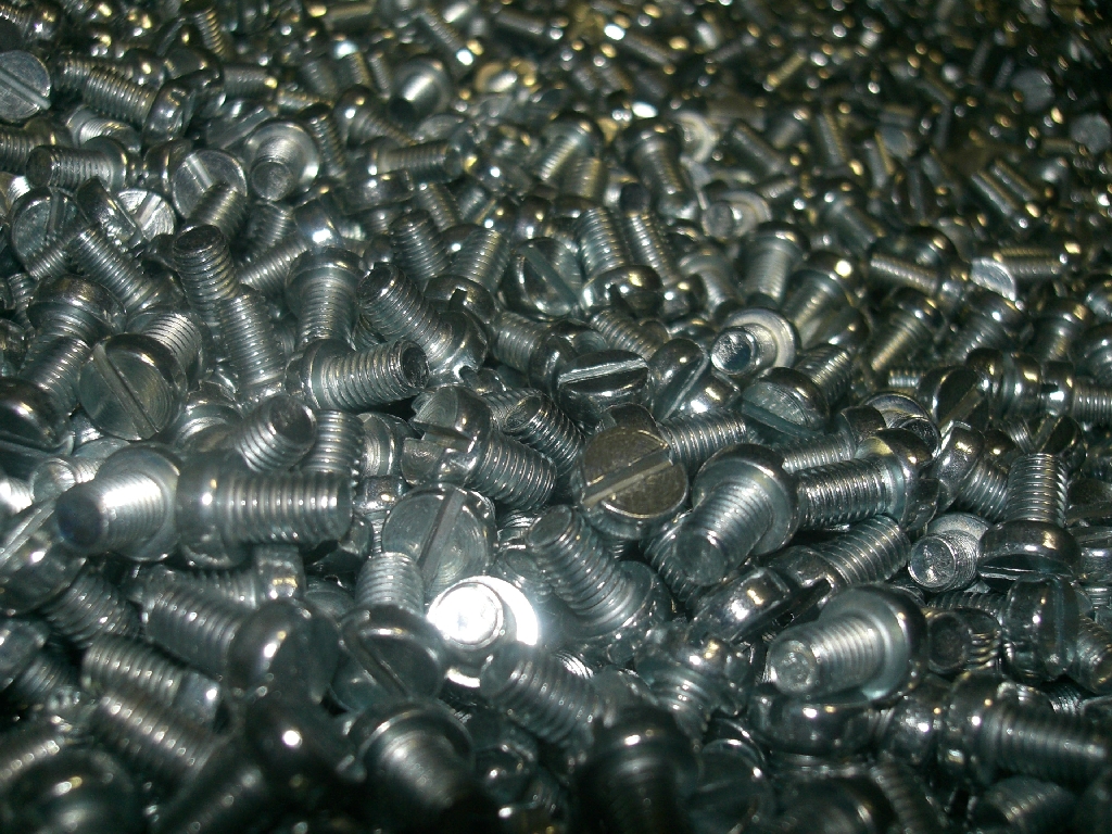 M4 egyhornyú hengeres fejű csavar