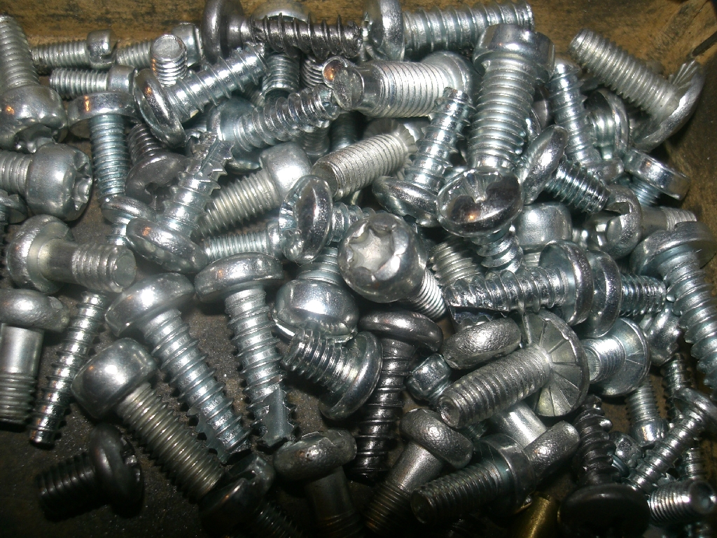 Több típusú kötőelem